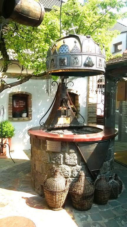 Penzion A Restauracia Toldi Galanta Exterior foto